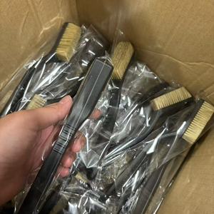 Brosse d'escalade en plastique avec logo personnalisé et poils de sanglier pour tous les types d'escalade et de craie - Product Image 3