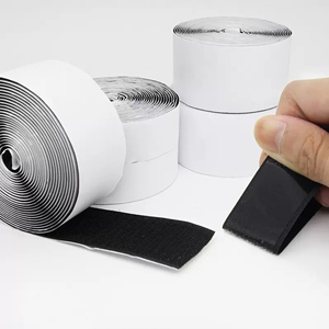 Rouleau de crochets adhésifs résistants en promotion avec film transparent découpé sur mesure pour une utilisation variée - Product Image 1