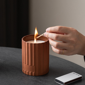 Pot à bougie <span class=keywords><strong>en</strong></span> céramique <span class=keywords><strong>terre</strong></span> <span class=keywords><strong>cuite</strong></span> côtelée givrée blanche et rouge avec logo personnalisé 250ml - Product Image 4