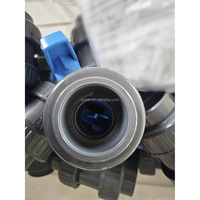 Vanne à boisseau sphérique en PVC True Union directe d'usine PNTEK 1/2 '-4' PN16 manuel de filetage de douille de corps gris pour les médias de l'eau pour l'industrie