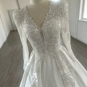 Nieuwe High-end Geborduurde Satijnen <strong>Trouwjurk</strong> Met lange Mouwen, V-hals, Vloerlengte Verstelbare <strong>Trouwjurk</strong> - Product Image 5