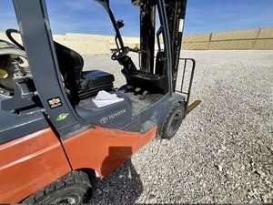 Montacargas Versátil de 2.5 Toneladas con Doble Combustible (GLP) 2022 TOYOTA 508FGU25, Montacargas Conmutable para Uso en Interiores y Exteriores - Product Image 6