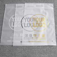 Sacs de shopping en plastique givré avec logo personnalisé, poignée découpée et fermeture à glissière pour l'emballage de manteaux et de cadeaux