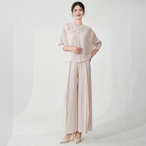 Vêtements en gros Ensemble de mode pour femmes Haut et pantalon décontractés extensibles de créateur Ensemble deux pièces plissé Miyake - Product Image 4