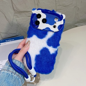 Nouvelle coque de téléphone en peluche imprimé vache 2026 avec oreilles d'ours et cordon assorti, coque souple antichoc pour <span class=keywords><strong>iPhone</strong></span> 15 16 17 - Product Image 3