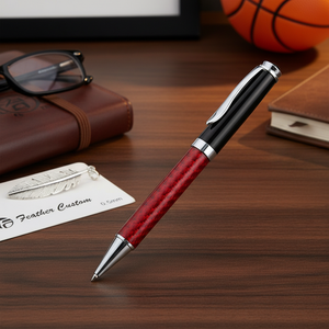 Penna a Sfera Sportiva Personalizzabile con Punta da 0,5mm, Corpo in Metallo e Fibra di Vetro Rossa, Inchiostro Nero, con Dettaglio Piuma Personalizzato - Product Image 3