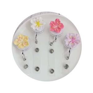 Distintivo retrattile in resina di fiori creativi - Product Image 2