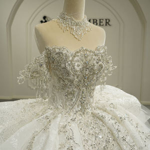 GT26017 Vestido de Novia Moderno de Gala, Largo hasta el Suelo, Manga Larga, Escote Corazón, Satén, con Pedrería y Lentejuelas, Cola Capilla - Product Image 3