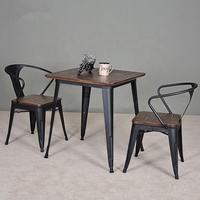 Chaises et table Tolixes en bois de pin en métal vintage empilables industrielles durables pour restaurant vente en gros