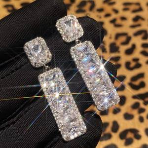 Pendientes de Oro Blanco con Cristales de Corte Esmeralda y Diamantes de Imitación, Diseño Geométrico con Engaste de Puntas, Joyería Clásica de Moda para Mujer - Product Image 3