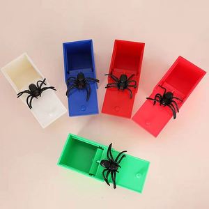 Caja de Broma de Araña de Plástico de Calidad con Araña Oculta, Divertida para Halloween, Juego de Broma para Amigos y Juguetes de Oficina - Product Image 3