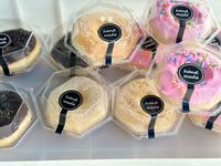 Autocollants adhésifs en PET de haute qualité pour gâteaux, biscuits, pâtisseries, macarons, bonbons, dattes, desserts et emballages de boulangerie pour la marque