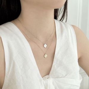 สร้อยคอจี้รูปใบโคลเวอร์สี่แฉกประดับเพชร CZ เกรด 5A ดีไซน์ทันสมัยจาก Dylam Trending Design Fine Jewelry ทำจากเงินแท้ 925 รูปทรงน้ำแข็งบด - Product Image 2