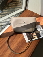 Bolso de hombro de cuero de grano de ciervo con solapa y cierre en T, estilo minimalista y holgado, venta al por mayor, para exhibición y abastecimiento a granel