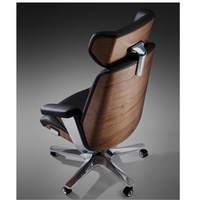 Chaise de bureau de direction luxueuse avec design ergonomique rotatif, dotée d'un coussin d'air et d'un panneau en cuir de noyer