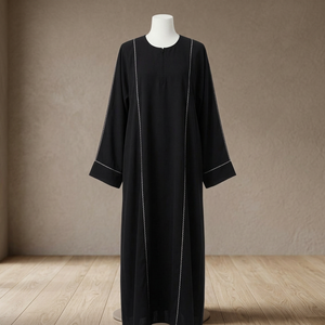 Abaya noire classique avec surpiqûres contrastées et taille naturelle - Product Image 2