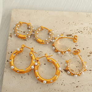 Boucles d'oreilles créoles torsadées en acier inoxydable plaqué or 18 carats PVD de haute qualité, avec zircons et perles, style tendance - Product Image 1