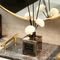 Set Diffuser Reed Seri Hotel Mewah 50ml dengan Bunga Sola Putih & Bola Rotan Botol Hitam Aroma Pewangi Rumah Hadiah