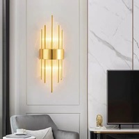 Applique murale de luxe en cristal doré, lampe murale LED verticale moderne pour chambre, hôtel, couloir, décoration murale