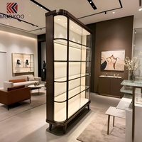 Meistverkaufte Fabrikgefertigte Gebogene Bronze-Metall-Vitrine mit LED-Beleuchtung Freistehende Ausstellungsvitrine für Luxus-Einzelhandel