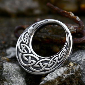 قلادة عنق رجالي ونسائي من الإستانلس ستيل, قلادة عنق رجالي ونسائي من الإستانلس ستيل على شكل القمر موديل 2023 ، قلادة على شكل قمر من الإستانلس ستيل - Product Image 3