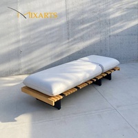 Chaise longue d'extérieur en teck moderne avec coussins imperméables, résistante aux UV, design durable pour jardin et terrasse
