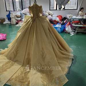 Robe de bal de Quinceañera de luxe XS192 dorée à col en V, traîne chapelle, longueur ras du sol, avec fleurs, dentelle et cristaux, style moderne pour filles - Product Image 6