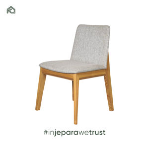 Silla Aksa Fabricada en Madera de Teca Maciza con Comodidad Acolchada que Ofrece Elegancia Atemporal, Durabilidad y un Asiento Refinado - Product Image 5