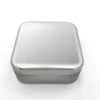 Boîte en métal carrée gravée sur mesure avec emballage en matériaux recyclés pour écouteurs, chargeur, clé USB