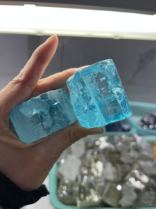 Piedra preciosa sintética de aguamarina en bruto, forma irregular, piedra suelta azul para la fabricación de joyas - Product Image 4