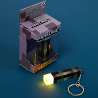 Porte-clés torche LED multicolore rechargeable par USB avec design pixelisé pour l'organisation quotidienne des clés et la décoration de sacs