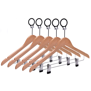 Vente chaude, <span class=keywords><strong>cintre</strong></span> en bois massif personnalisé avec clip métallique rond <span class=keywords><strong>antivol</strong></span> pour hôtel - Product Image 2