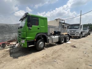 Camion tracteur d'occasion Sinotruk Euro2 Diesel 6X4 à direction à gauche HOWO 10 roues avec capacité de charge de 21-30T, 371 ch, caméra arrière 360° - Product Image 2