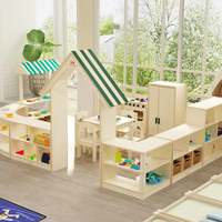 Ensemble de meubles pour enfants en bois Montessori moderne - bureaux, chaises, armoires pour la garderie, l'école, l'hôtel