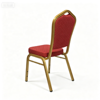 Chaise de banquet empilable en acier avec dossier doré et poignée supérieure, assise rembourrée en tissu rouge à pois, mobilier pour hôtels et salles
