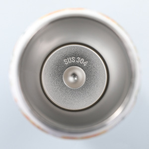 Botella de Agua, Libre de BPA, a Prueba de Fugas, 32 oz, Compatible con Portavasos de Auto, Estilo Color Caramelo - Product Image 3