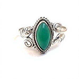 Bague en métal Starling en argent 925 des exportateurs indiens avec incrustation de réglage de lunette en pierre d'onyx vert naturel à bas prix conçus - Product Image 2