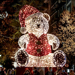 Sculpture lumineuse d'ours de Noël autoportante avec structure LED dimensionnelle pour installations saisonnières haut de gamme - Product Image 1