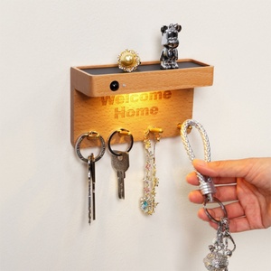 Luz LED con Sensor de Movimiento y Soporte de Pared de Madera, Luz Cálida de 3000K, IP20, 1 Año de Garantía, Portátil para Uso en Interiores y Terrazas - Product Image 1