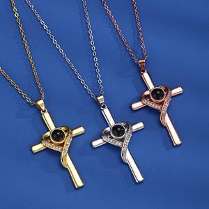 L015 Vente en gros de colliers <span class=keywords><strong>croix</strong></span> avec photo personnalisée, pendentif avec projection en 100 langues, collier je t'aime, colliers de bijoux de mode - Product Image 1