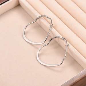 Grandes boucles d'oreilles créoles en acier inoxydable, minimalistes et élégantes, bijoux romantiques en métal en forme de cœur - Product Image 6
