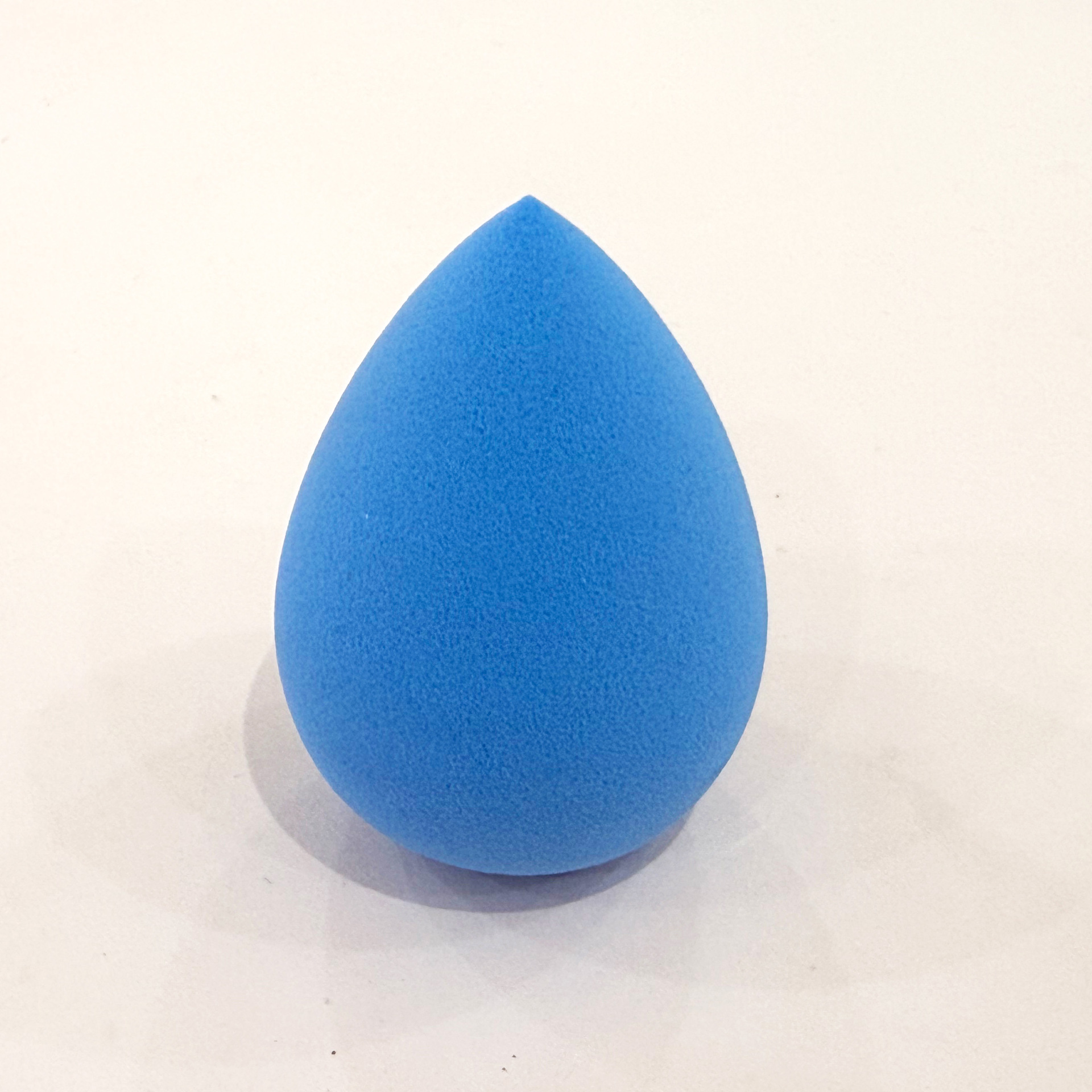 Oeuf de beauté bleu espace profond