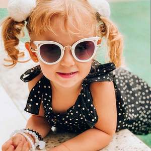 Lunettes de soleil pour enfants, tendance, mignonnes, colorées, à monture large, style œil de chat, pour garçons et filles - Product Image 1