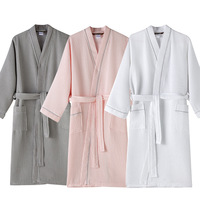 Jubah Mandi Waffle Kustom Putih dengan Kerah Kimono Berlogo Bordir, Jubah Mandi Panjang Unisex dari Katun untuk Spa
