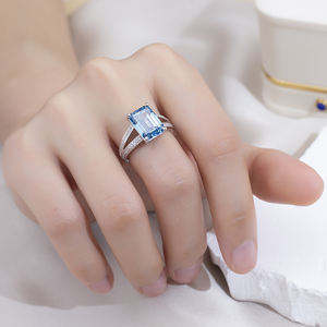 แหวนเพชรทรงมรกตสีน้ำเงิน รุ่น MSR-1821 PT950 สำหรับผู้หญิง จาก Messi Jewelry - Product Image 4