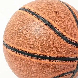 Ballons de basket en caoutchouc écologiques, durables et abordables, avec revêtement en PVC, chambre à air en caoutchouc naturel, pour usage intérieur/extérieur, tailles et couleurs personnalisables, logo sur mesure. - Product Image 6