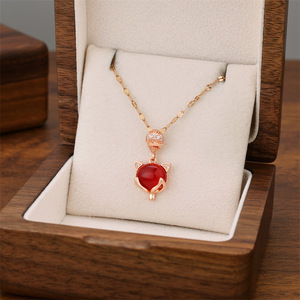 El popular collar de acero de titanio con colgante de zorro pequeño es un éxito de ventas simple, elegante y de lujo ligero para mujeres. Es una <span class=keywords><strong>Persona</strong></span> - Product Image 2