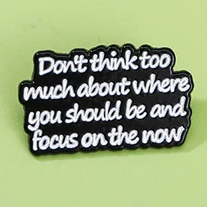 No pienses demasiado en dónde deberías estar y concéntrate en la mochila inspiradora con insignia de broche de letras de celebridad Now - Product Image 1