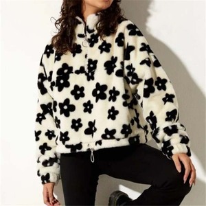Abrigo de Cuello Alto para Mujer, Tejido de Poliéster Cálido, con Estampado de Ovejas en Blanco y Negro - Product Image 1