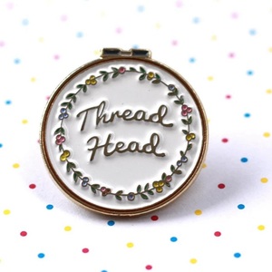 カスタムソフトエナメルニードルキーパークロスステッチ使用スレッドヘッドニードルマインダー磁気ピン - Product Image 3